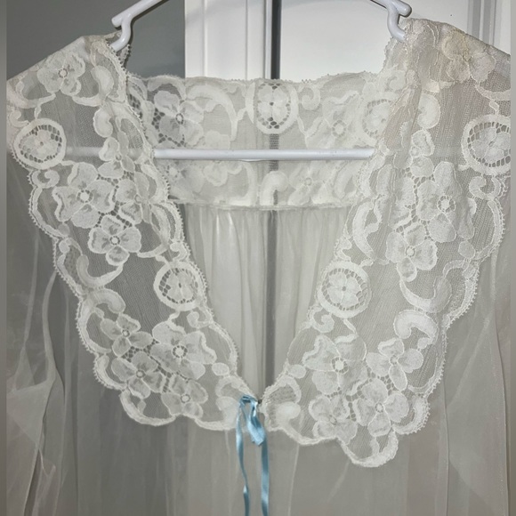 Vintage sheer white long robe lingerie with blue ribbon and lace floral pattern - Picture 3 of 10